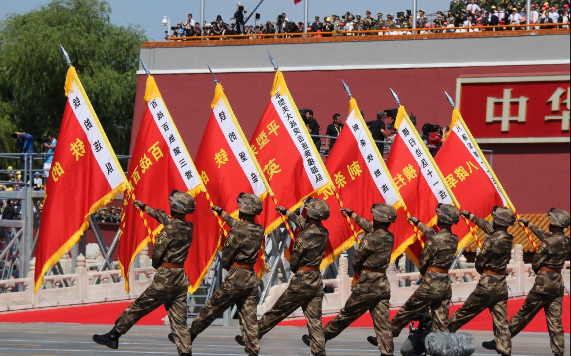 中国足球比赛激烈对决，球员表现令人惊叹，中国足球队比赛视频